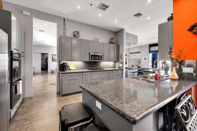 39061 Bel Air Drive, Cathedral City CA: https://media.crmls.org/mediaz/345931da-d1dc-478f-ae52-2e3622044fc6.jpg