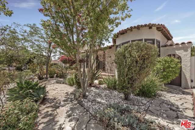 571 N Cahuenga Boulevard, Los Angeles CA: https://media.crmls.org/mediaz/34595408-e393-47df-9f9b-35b1f7e8487c.jpg
