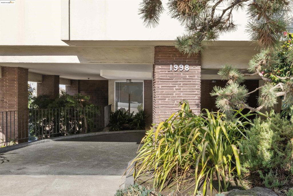 1998 Pacific Ave #202