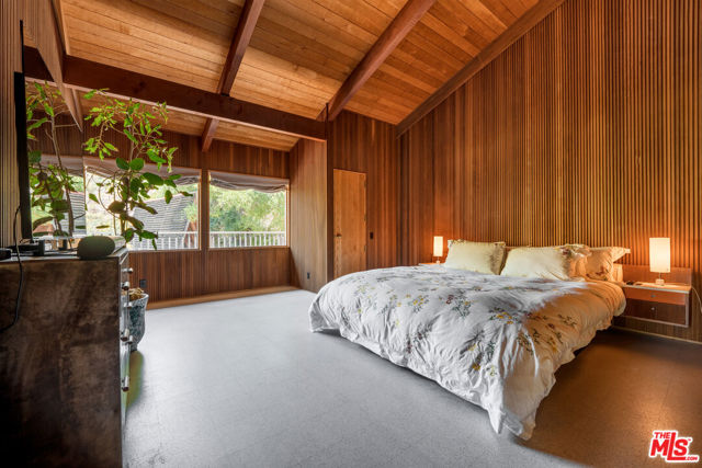 421 Westlake Boulevard, Malibu CA: https://media.crmls.org/mediaz/3459a22c-d228-49af-918f-eebb9e5dc093.jpg