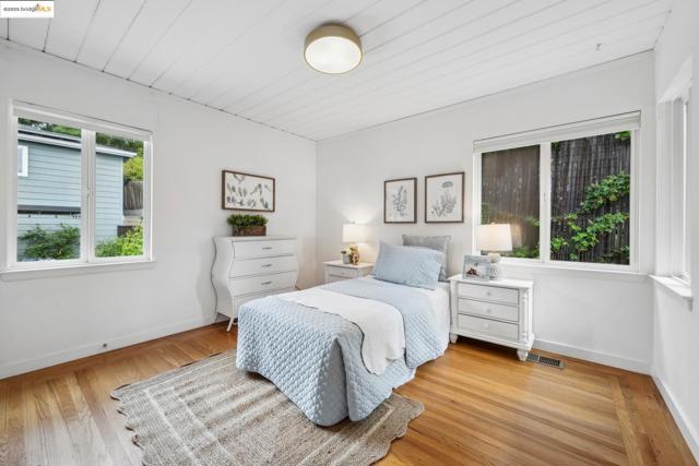 6951 Chambers Dr, Oakland CA: https://media.crmls.org/mediaz/3459b9a7-c415-4a93-af59-b65c60505642.jpg