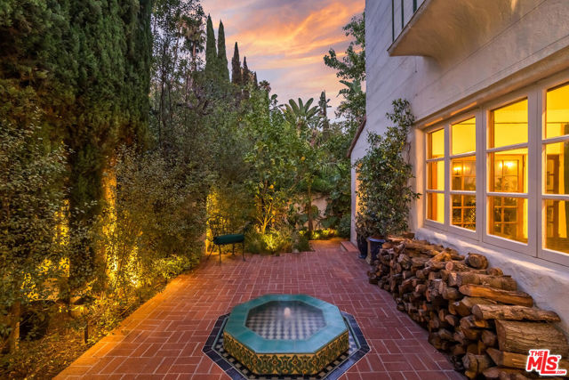 1811 Courtney Avenue, Los Angeles CA: https://media.crmls.org/mediaz/345ac25d-75a8-4d7d-bcfa-7d22b468e980.jpg