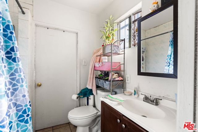 1114 S Kern Avenue, Los Angeles CA: https://media.crmls.org/mediaz/345bff90-b556-4c63-bc0b-c0459a7be5b2.jpg