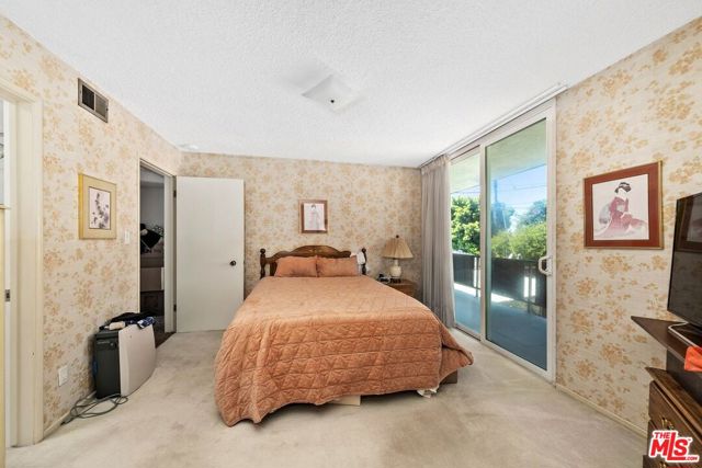 6505 S Halm Avenue, Los Angeles CA: https://media.crmls.org/mediaz/345d5371-384b-45d3-a857-bfb6d9626e20.jpg