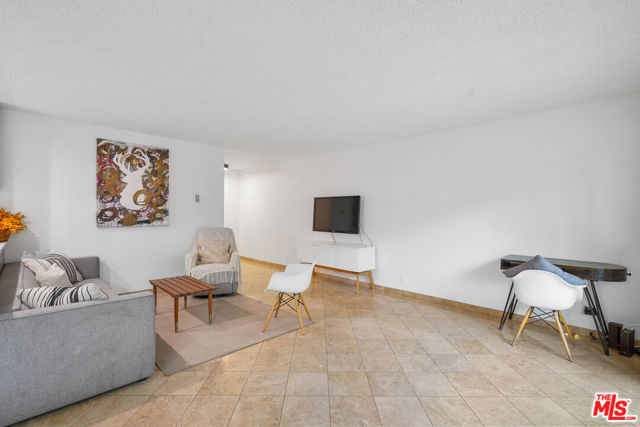 1045 S Bedford Street, Los Angeles CA: https://media.crmls.org/mediaz/345d743e-fd6e-486b-b4ac-077fc3364923.jpg
