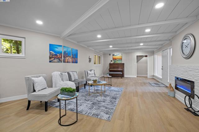 Image 7 of 47 For 6 Wanda Way  