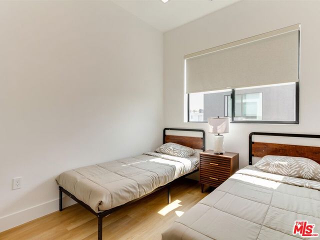 2817 1/2 S Redondo Boulevard, Los Angeles CA: https://media.crmls.org/mediaz/345e1ee8-71c6-412a-8c5a-516613ef6b76.jpg