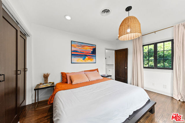 6626 Cahuenga Terrace, Los Angeles CA: https://media.crmls.org/mediaz/345e255f-bf03-4f13-898b-1743bafe1fdd.jpg