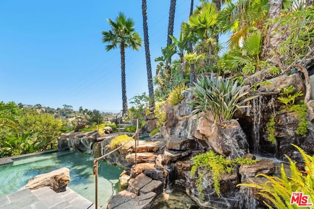 2625 Mar Lu Drive, Los Angeles CA: https://media.crmls.org/mediaz/345ed7ba-9982-46ba-a94c-e21e01a84deb.jpg