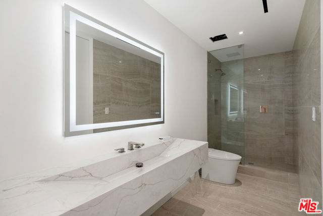 12330 Ridge Circle, Los Angeles CA: https://media.crmls.org/mediaz/345f570a-7ed8-4738-8fbe-f03ecd656e66.jpg