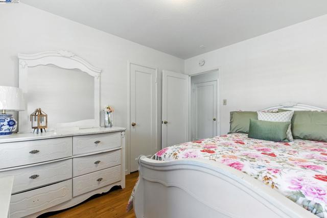 923 90Th Ave, Oakland CA: https://media.crmls.org/mediaz/346093b3-419a-42ec-9ddf-473ffe558a68.jpg