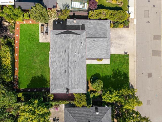 13185 Clairepointe Way, Oakland CA: https://media.crmls.org/mediaz/34617393-d704-4d5f-92f6-941a1a19f08f.jpg
