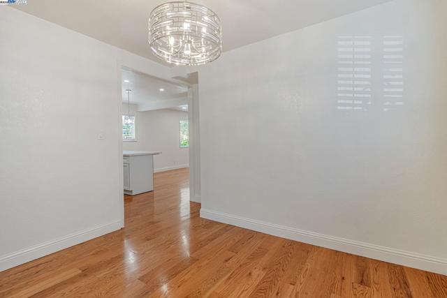 2940 Somerset Ave, Castro Valley CA: https://media.crmls.org/mediaz/346180b0-689b-4132-8fa4-217c3fc296e4.jpg