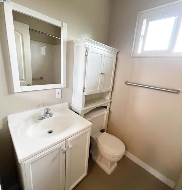 2120 Encinal Ave, Alameda CA: https://media.crmls.org/mediaz/34620e85-7274-4777-8471-fc90214f9d6e.jpg