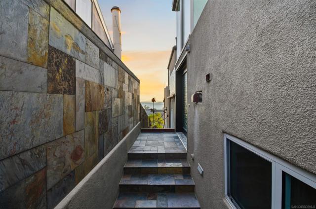 Image 48 of 60 For 2372 Oxford Ave