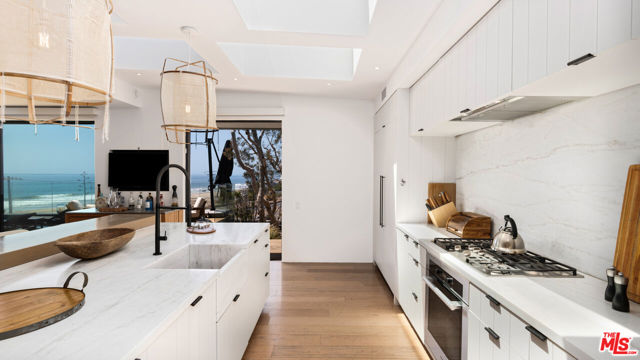 6463 Surfside Way, Malibu CA: https://media.crmls.org/mediaz/34635ae7-b0e8-4f4a-ac33-42b263e03d61.jpg