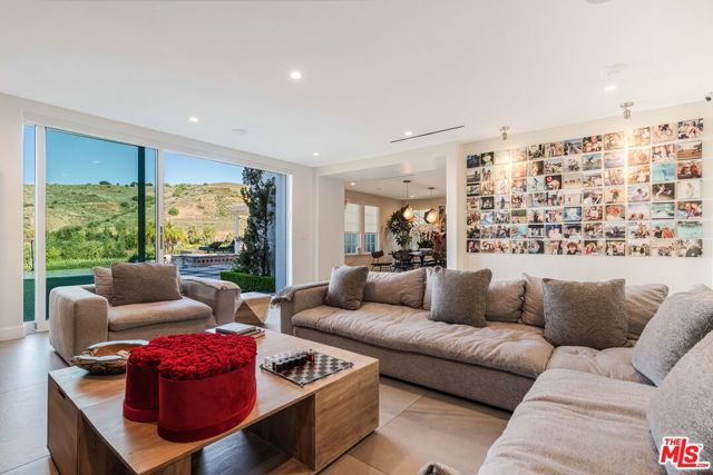 6 Bed Home for Sale in Calabasas, California