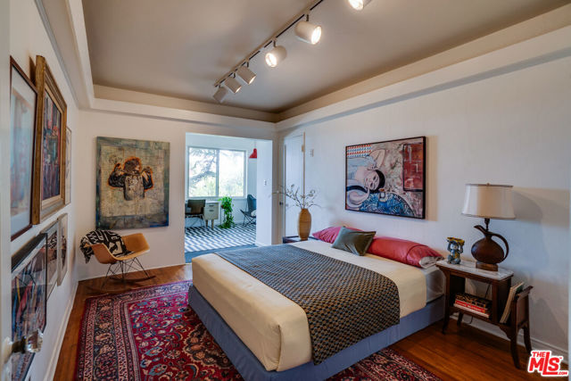 2020 Redcliff Street, Los Angeles CA: https://media.crmls.org/mediaz/34650622-389c-4593-9d10-919214920380.jpg