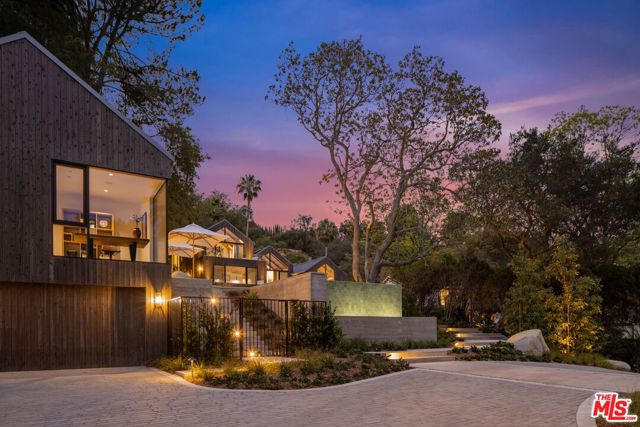 12309 Viewcrest Road, Studio City CA: https://media.crmls.org/mediaz/34652dc3-1663-460a-b375-d5c4cdbd4c58.jpg