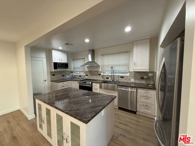 6159 Sylvia Avenue, Tarzana CA: https://media.crmls.org/mediaz/34669c79-71cc-4f94-9492-067c0f84c003.jpg