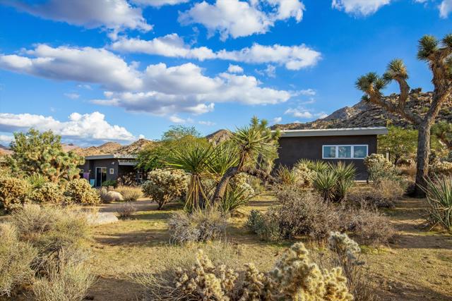 8744 Star Lane, Joshua Tree CA: https://media.crmls.org/mediaz/3466d7fc-a407-4b4b-a343-74fd62ad194d.jpg