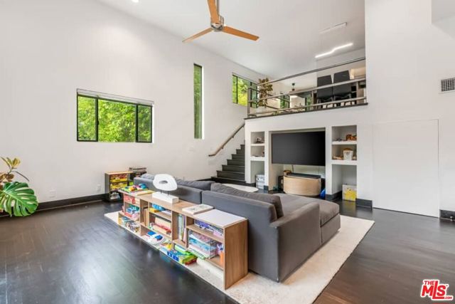 2415 Laurel Pass / Bypass, Los Angeles CA: https://media.crmls.org/mediaz/3468e129-9fb6-432e-9cb3-dcb54c55beee.jpg