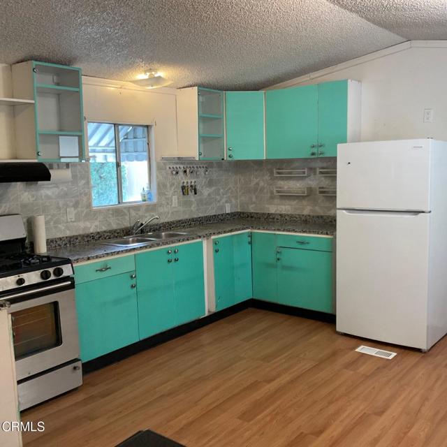 Detail Gallery Image 9 of 30 For 227 Calle De La Rosa #227,  Camarillo,  CA 93012 - 2 Beds | 2 Baths