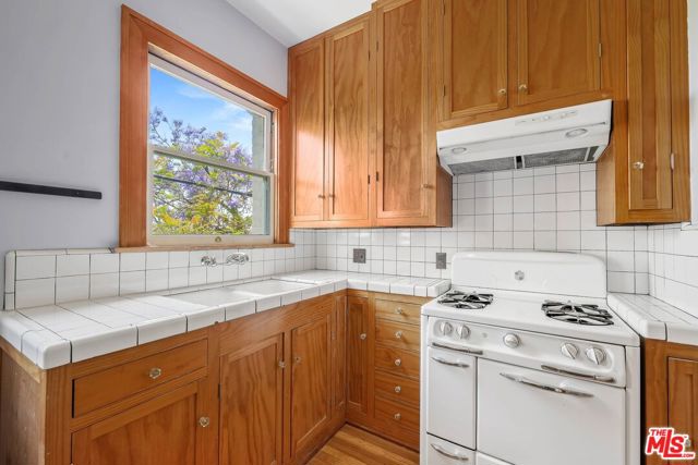 5121 1/2 EAGLE ROCK Boulevard, Los Angeles CA: https://media.crmls.org/mediaz/34699037-e60a-49c9-a723-881bac5f3402.jpg