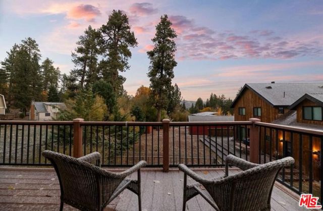 993 Cameron Drive, Big Bear CA: https://media.crmls.org/mediaz/346b4d44-d7a7-4d13-889d-3610ff8ef405.jpg