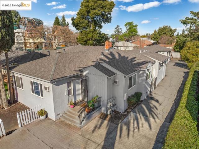2745 Concord Blvd, Concord CA: https://media.crmls.org/mediaz/346b66cb-53db-4b5b-94cf-0336a0d41da0.jpg