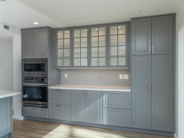 532 Heathcliff Dr, Pacifica CA: https://media.crmls.org/mediaz/346b828e-b6cd-4bd0-8547-ec9527866c0c.jpg