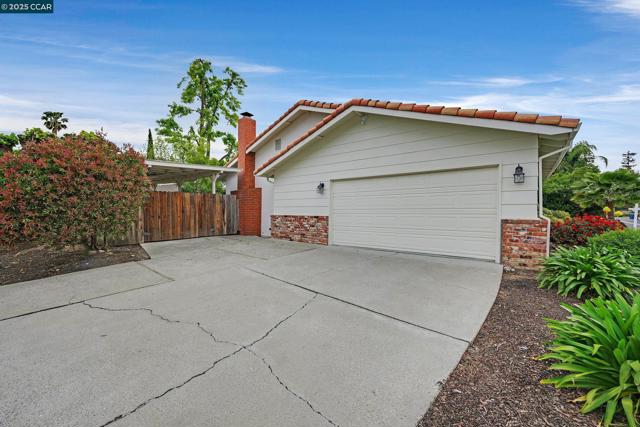 2043 Gill Port Ln, Walnut Creek CA: https://media.crmls.org/mediaz/346b98cc-2678-4530-a0f2-65a30c1e351a.jpg