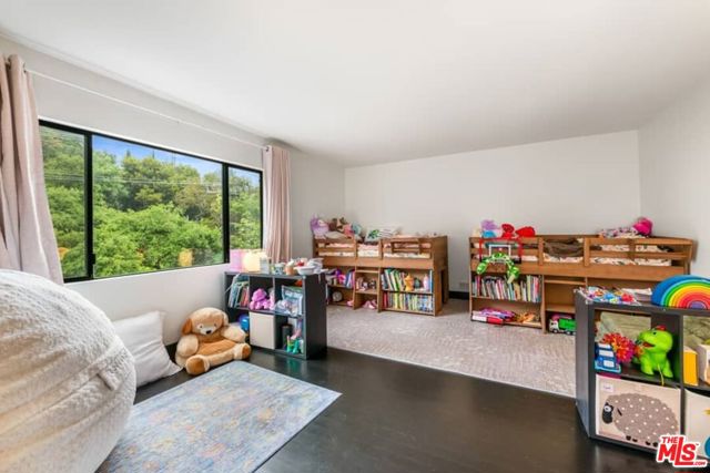 2415 Laurel Pass / Bypass, Los Angeles CA: https://media.crmls.org/mediaz/346c3ffb-f0b7-425f-a23b-a63a0cf3b0b3.jpg