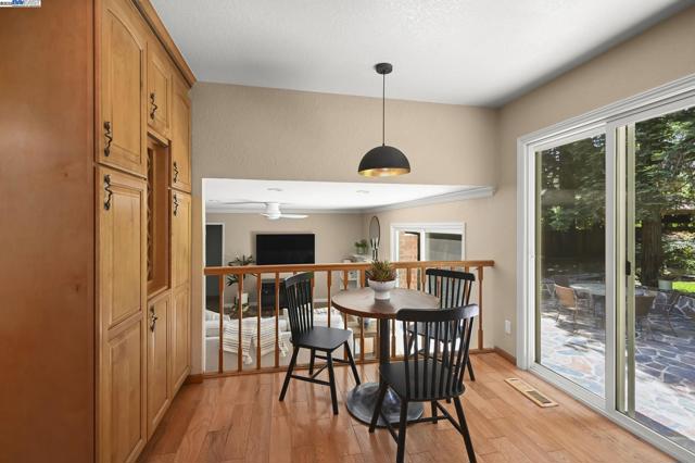 561 Santander Dr, San Ramon CA: https://media.crmls.org/mediaz/346c4ad5-2d60-4525-bfae-0f8079bb160c.jpg