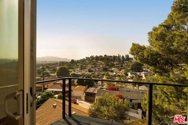 3130 Isabel, Los Angeles CA: https://media.crmls.org/mediaz/346d304a-dec5-4397-9b73-8bbb5be49725.jpg