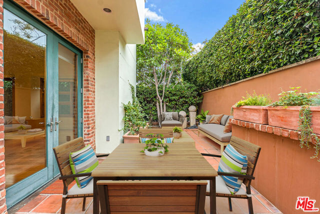 2323 S Beverly Glen Boulevard, Los Angeles CA: https://media.crmls.org/mediaz/346e1086-49a8-4219-adbe-5231e8eb5ce1.jpg