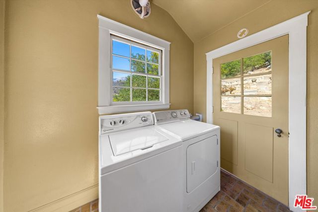 1060 Tremonto Road, Santa Barbara CA: https://media.crmls.org/mediaz/346e1217-f0cc-476a-93a3-c1d62a2dbc63.jpg