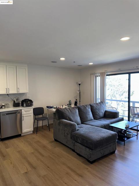 2 Anchor, Emeryville CA: https://media.crmls.org/mediaz/346e1b5e-e4ff-4689-9c4f-883e726f408f.jpg