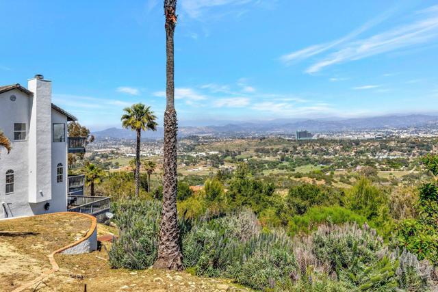 560 Seeforever Dr, San Marcos CA: https://media.crmls.org/mediaz/346e42a9-5f63-40e0-9d9d-682329ac108a.jpg