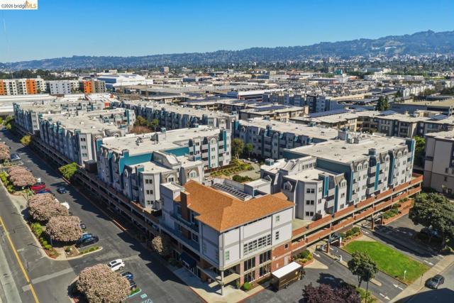 6400 Christie Ave, Emeryville CA: https://media.crmls.org/mediaz/346ec577-2ead-4411-ab10-b81b9380894f.jpg