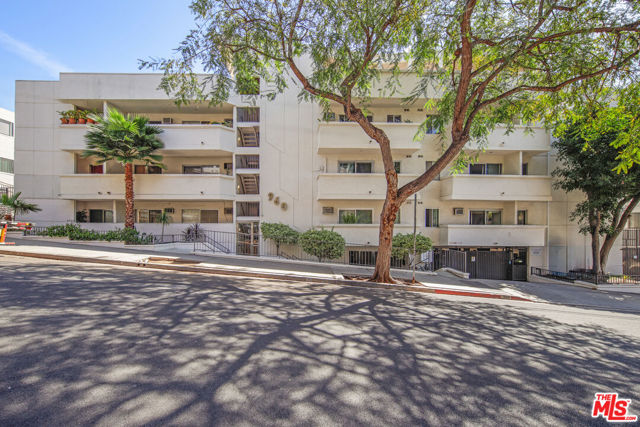 960 Larrabee Street, West Hollywood CA: https://media.crmls.org/mediaz/3470f3a8-093c-40c4-8542-1e8b1b90a181.jpg