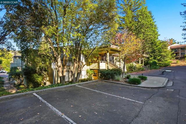 3417 Tice Creek, Walnut Creek CA: https://media.crmls.org/mediaz/34713670-0b12-488e-8a73-26e2b1778f40.jpg