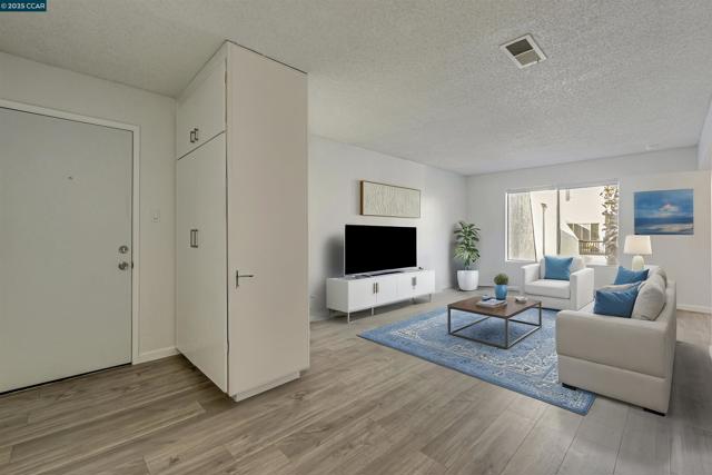 2200 Laguna Cir, Concord CA: https://media.crmls.org/mediaz/34715e05-f530-4cd5-9522-df069b6d6900.jpg