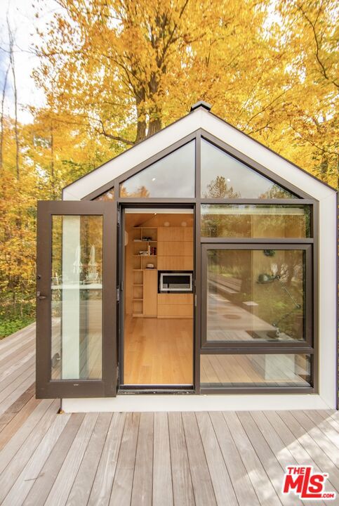 11775 Laurelwood Drive, Studio City CA: https://media.crmls.org/mediaz/3472ae50-7159-4085-8a00-4e96a690b0d5.jpg