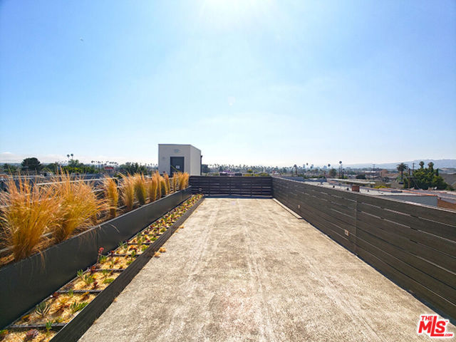 1229 S Kingsley Drive, Los Angeles CA: https://media.crmls.org/mediaz/3473527a-b8e9-495e-8661-504b6e8e4223.jpg