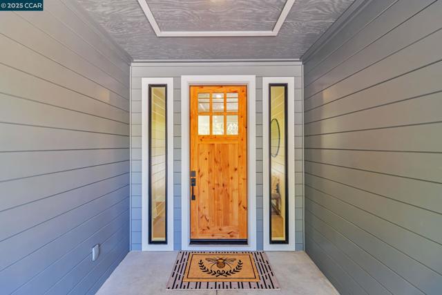 945 Yorkshire Ct, Lafayette CA: https://media.crmls.org/mediaz/3473dab6-9b43-4587-a072-ddbbaec15288.jpg