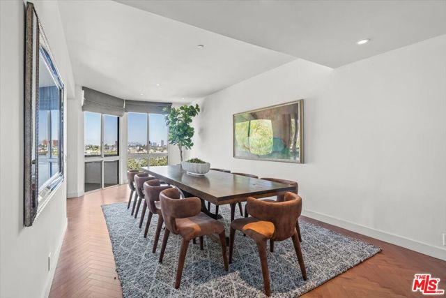 300 N Swall Drive, Beverly Hills CA: https://media.crmls.org/mediaz/34747864-2f28-4116-b0d4-e98d1c4b33f1.jpg