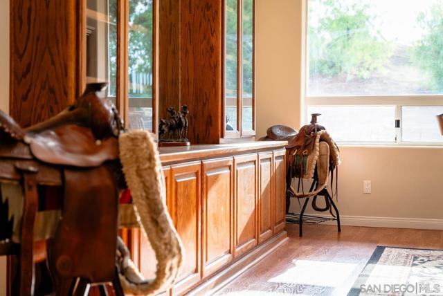 15091 Chemise Creek Rd, Ramona CA: https://media.crmls.org/mediaz/3475411b-527b-4acf-8675-9706ffc6c409.jpg