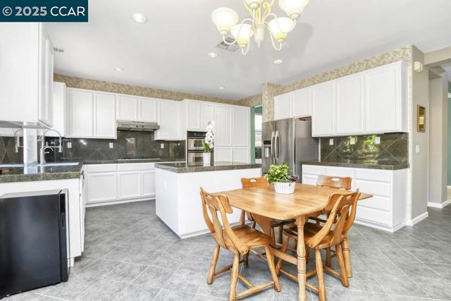 755 Boltzen St, Brentwood CA: https://media.crmls.org/mediaz/34757d1c-f475-42c7-98f4-8470c4e2c832.jpg