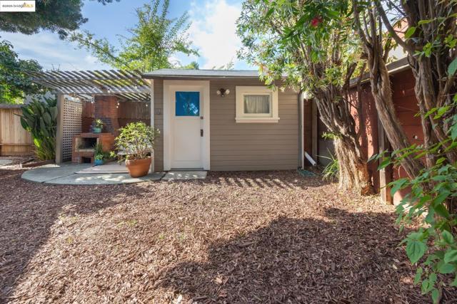 5318 Fleming Avenue, Oakland CA: https://media.crmls.org/mediaz/3475a15b-4212-4dee-a850-7339fb52c838.jpg